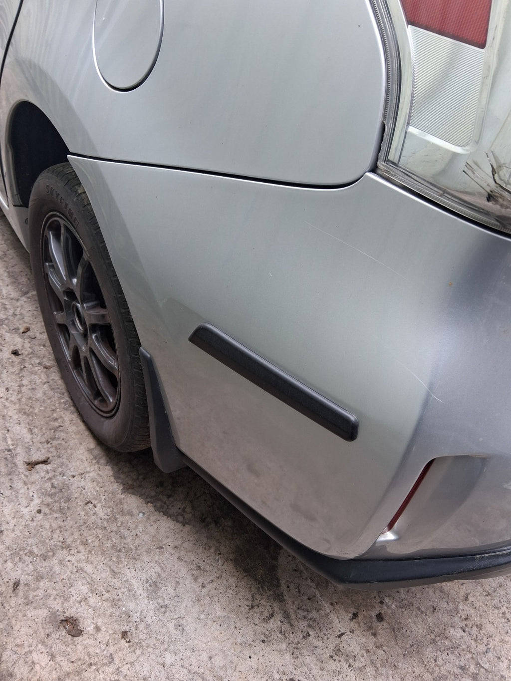 2018 TOYOTA PRIUS V PLUS XW40 COMPLETE REAR BUMPER WITH PDC SENSORS SLIVER