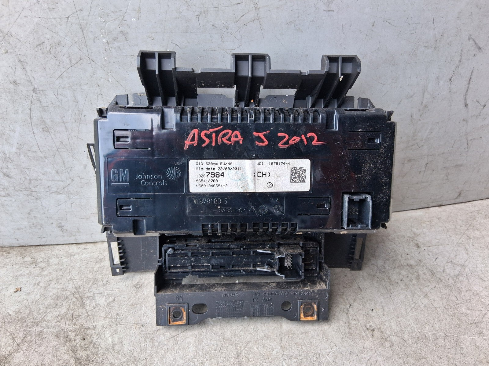 2012 VAUXHALL ASTRA J DASHBOARD SCREEN DISPLAY HAZARD SWITCH TRIM 565412769