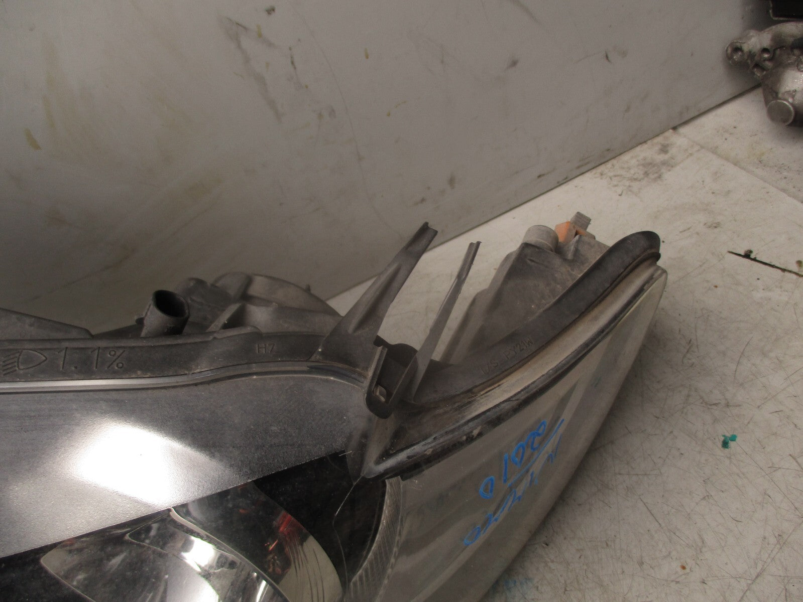 2010 FORD DORCHESTER COLEMAN MILNE NSR PASSENGER FRONT HEAD LIGHT 8R2913006