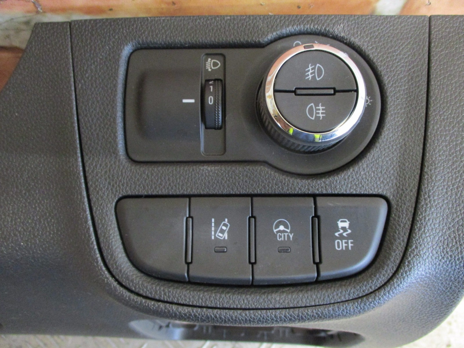 VAUXHALL VIVA LOWER HEAD LIGHT ALIGNMENT/AIM  SWITCH AND LOWER PANEL SEE PHOTOS