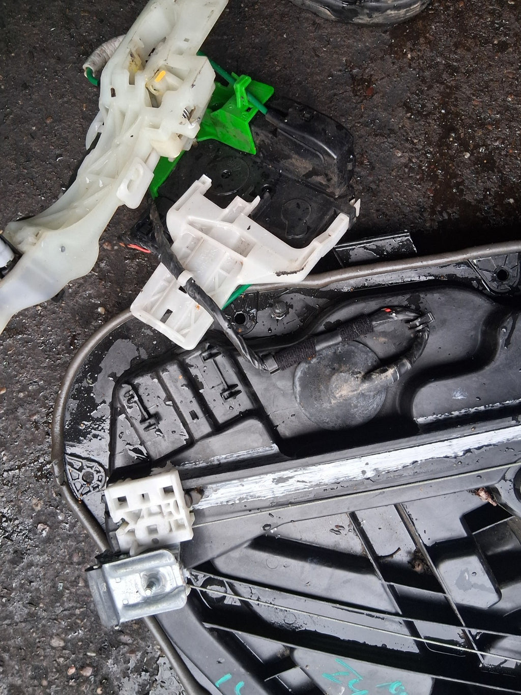 2013 HYUNDAI I40 NSF PASSENGER SIDE FRONT LEFT WINDOW MOTOR REGULATOR