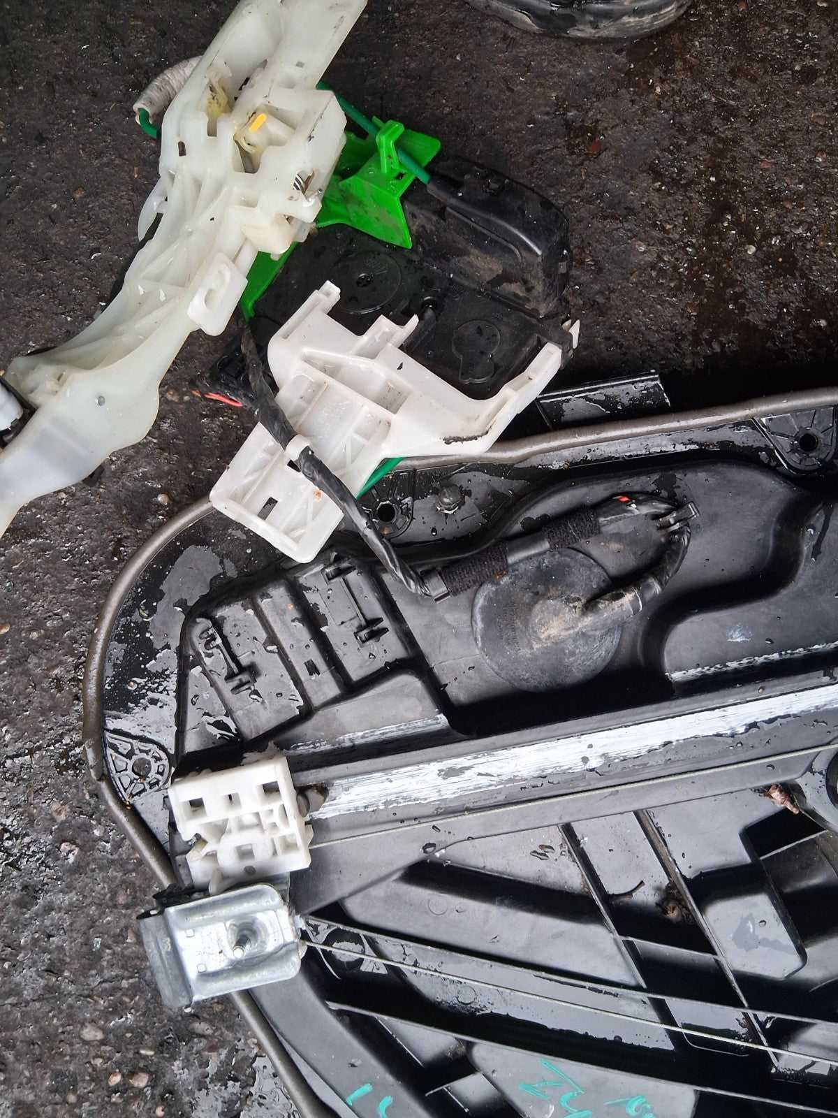 2013 HYUNDAI I40 NSF PASSENGER SIDE FRONT LEFT WINDOW MOTOR REGULATOR