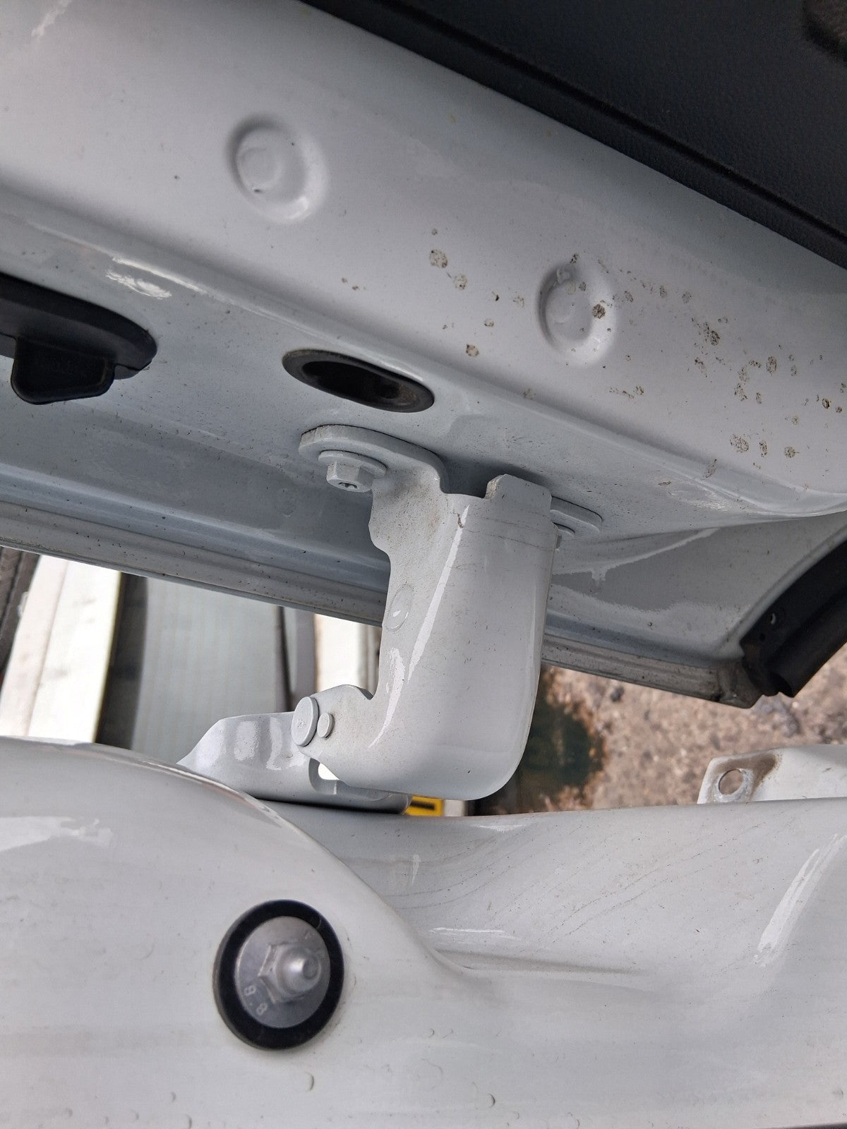 2024 RENAULT TRAFIC X82 MK3 OS DRIVER SIDE FRONT DOOR LOWER HINGE WHITE