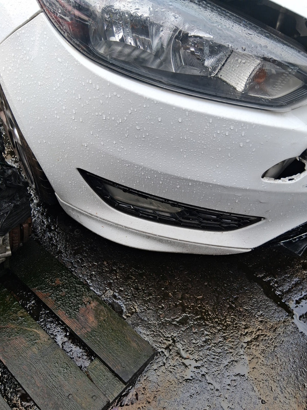 2017 FORD FOCUS MK3 ST LINE COMPLETE FRONT BUMPER WITH FOG GRILL BADGE GRILLE