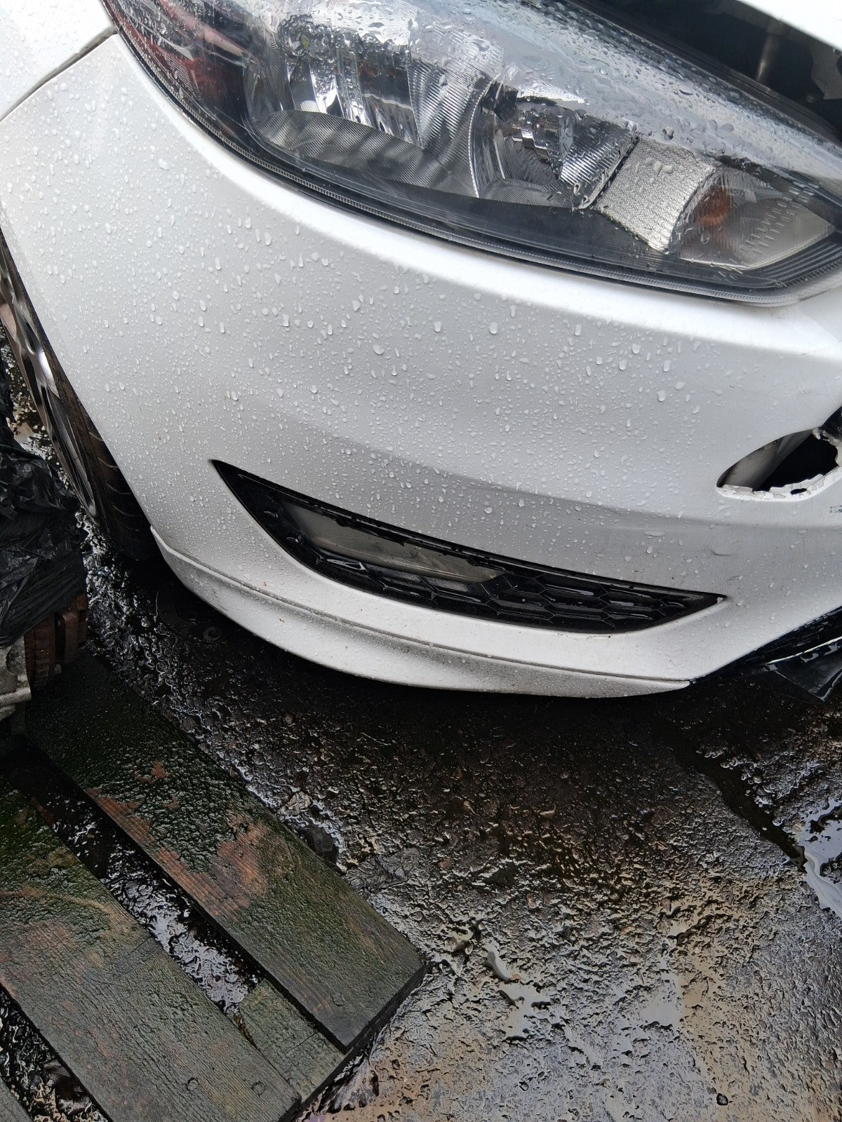 2017 FORD FOCUS MK3 ST LINE COMPLETE FRONT BUMPER WITH FOG GRILL BADGE GRILLE