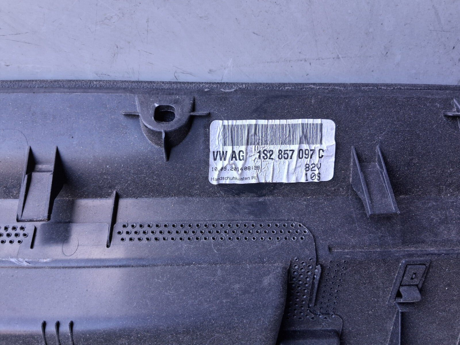 2014 VW VOLKSWAGEN UP DASHBOARD GLOVE BOX FRONT STORAGE COMPARTMENT 1S2857097C