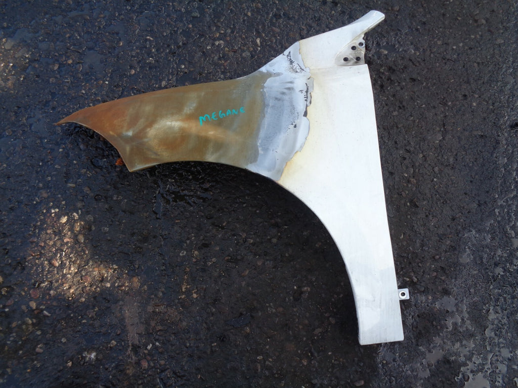 RENAULT MEGANE MK3 NS PASSENGER SIDE FRONT WING PANEL DAMAGED