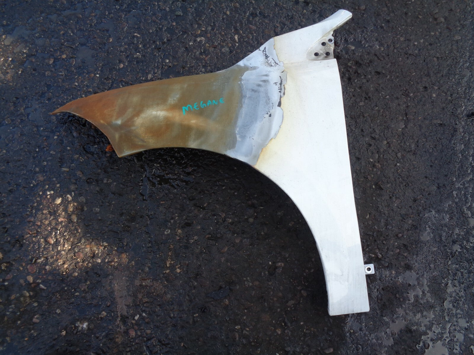 RENAULT MEGANE MK3 NS PASSENGER SIDE FRONT WING PANEL DAMAGED