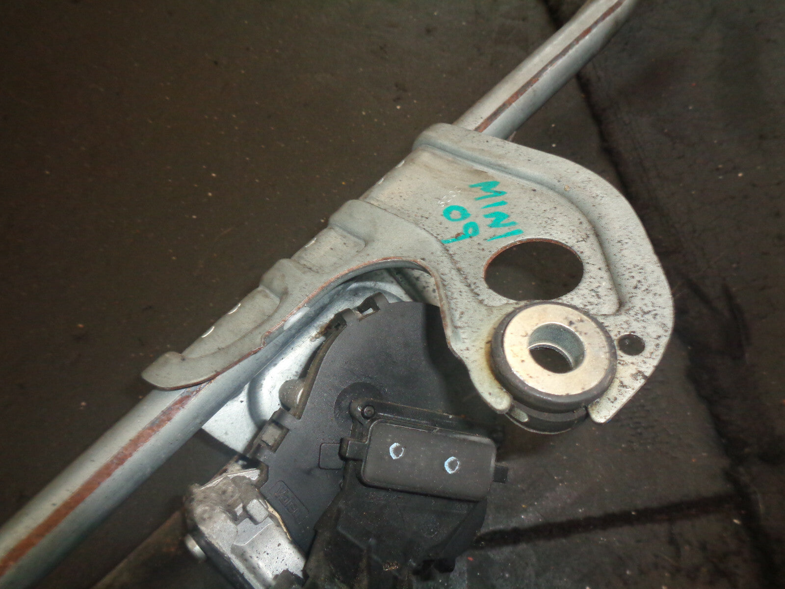 MINI COOPER R56 2009 FRONT WINDSCREEN WIPER MOTOR LINKAGES 5355304