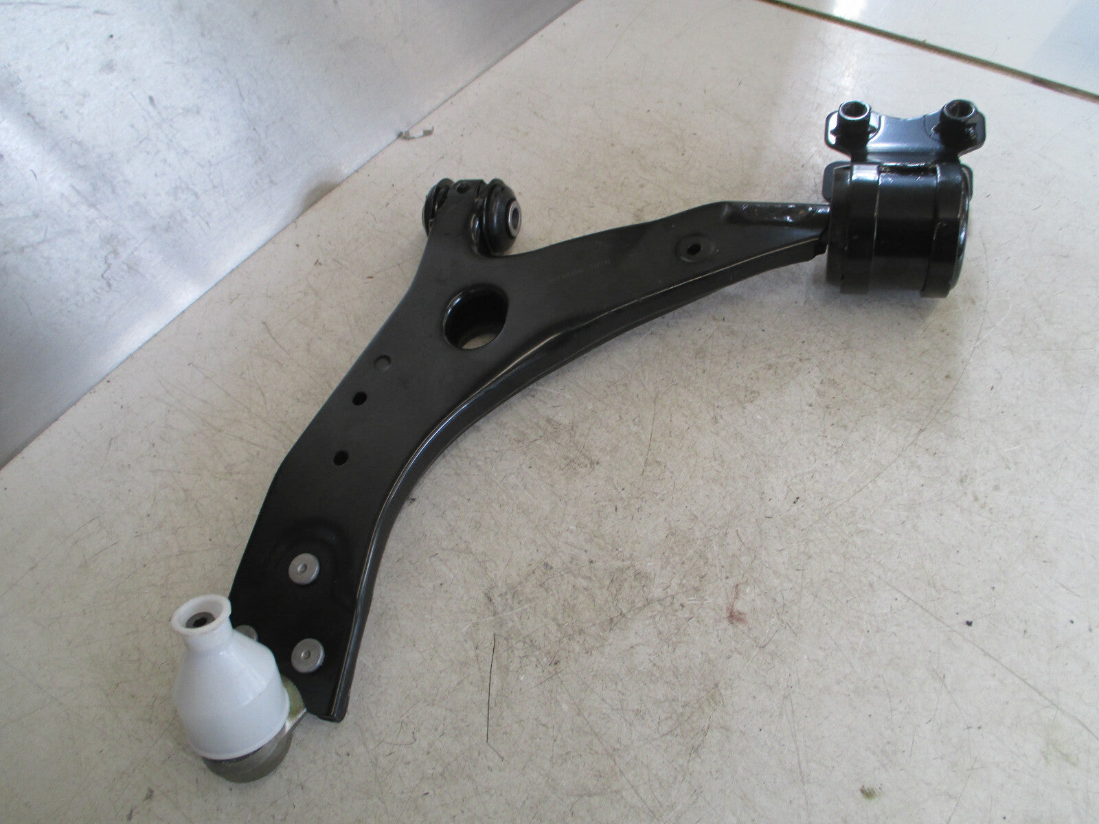 VOLVO C30 V50 2006 -2014 PASSENGER SIDE FRONT LOWER WISHBONE 30714126