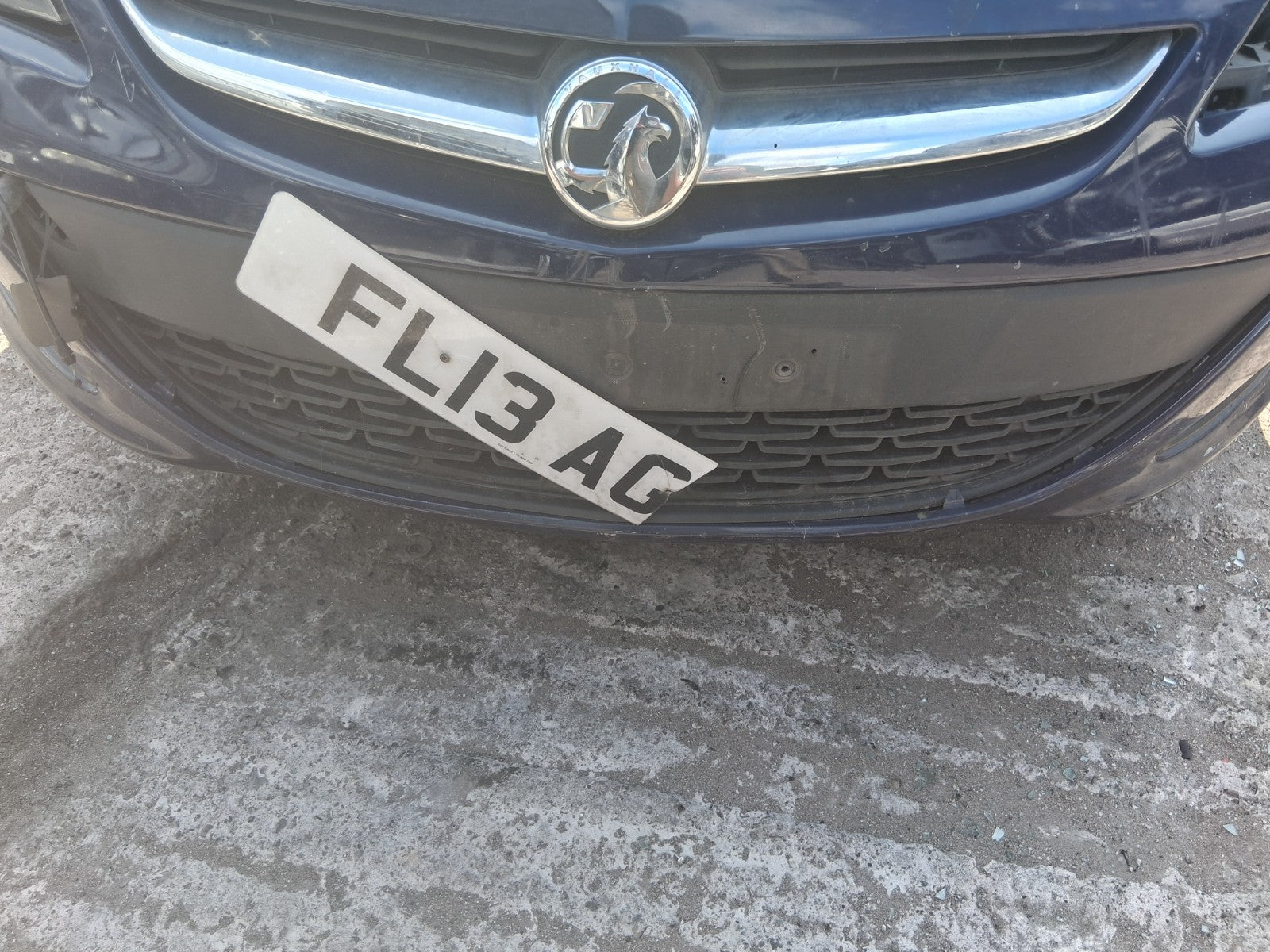 2013 VAUXHALL ASTRA J ESTATE COMPLETE FRONT BUMPER WITH GRILL & BADGE GRILLE
