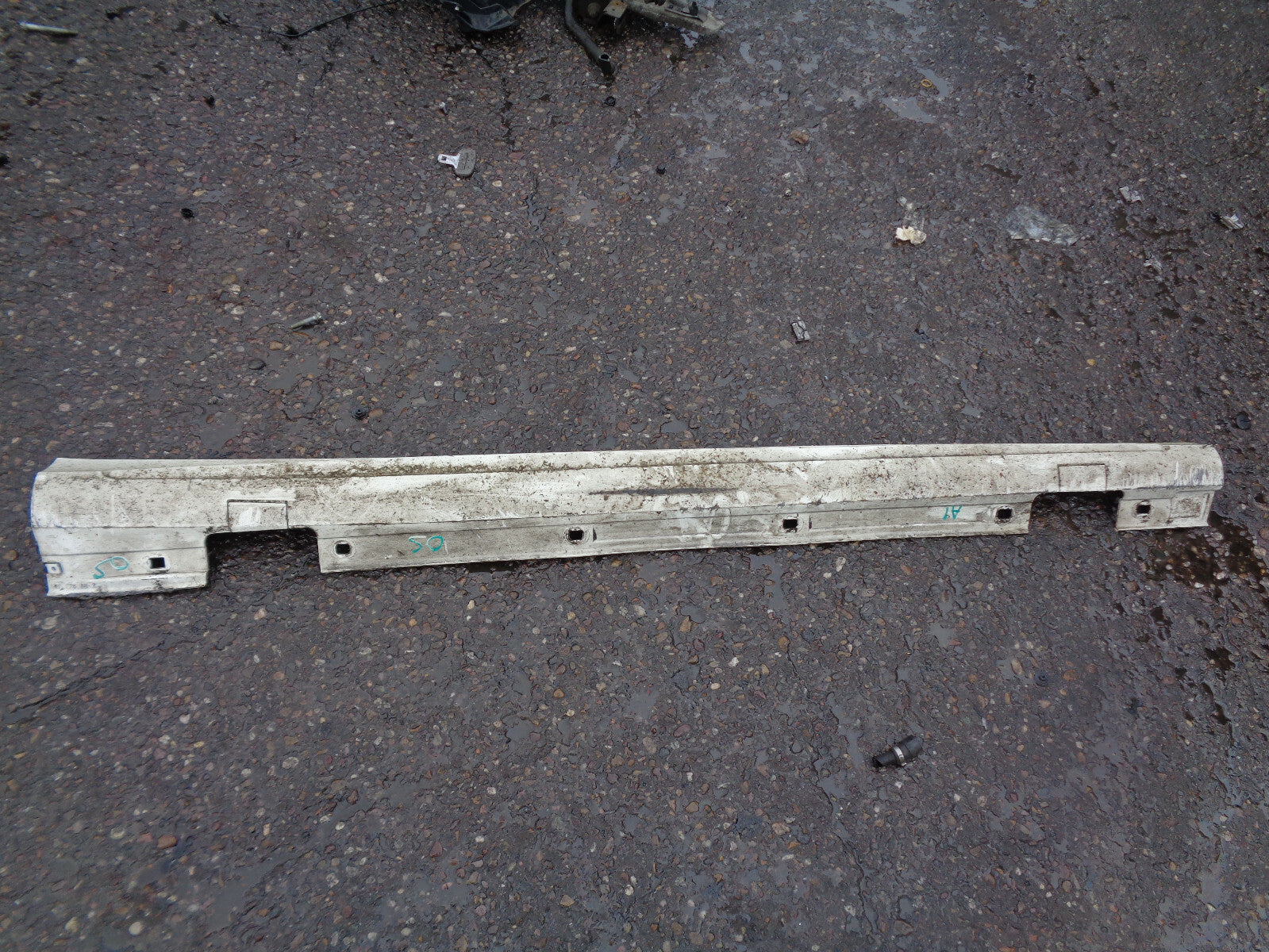 MERCEDES A CLASS A180 2017 5 DOOR OS DRIVER SIDE SKIRT PLASTIC TRIM WHITE DAMAGE