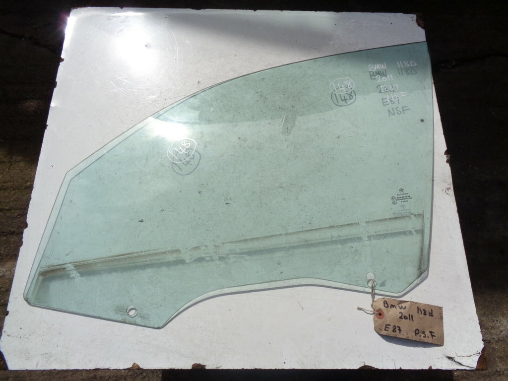 BMW 118D 2011 E87 NSF PASSENGER SIDE FRONT WINDOW GLASS E143R001582