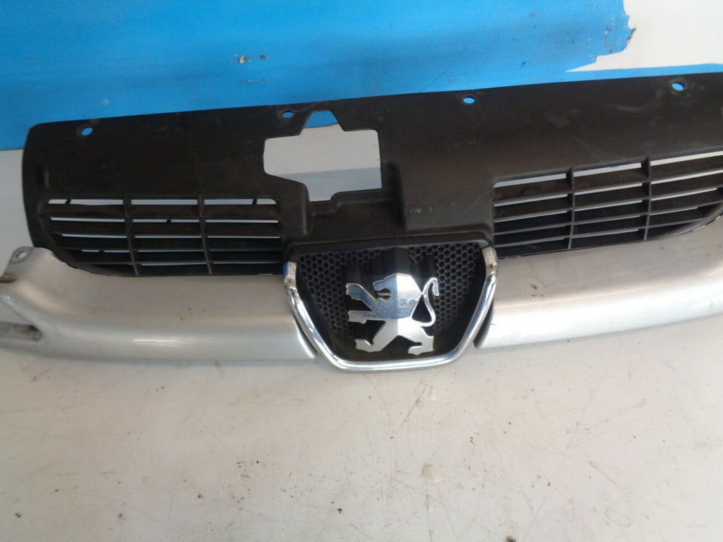 PEUGEOT 206 2002 FRONT UPPER BUMPER GRILL & BADGE EMBLEM LIGHT BLUE 9628691277