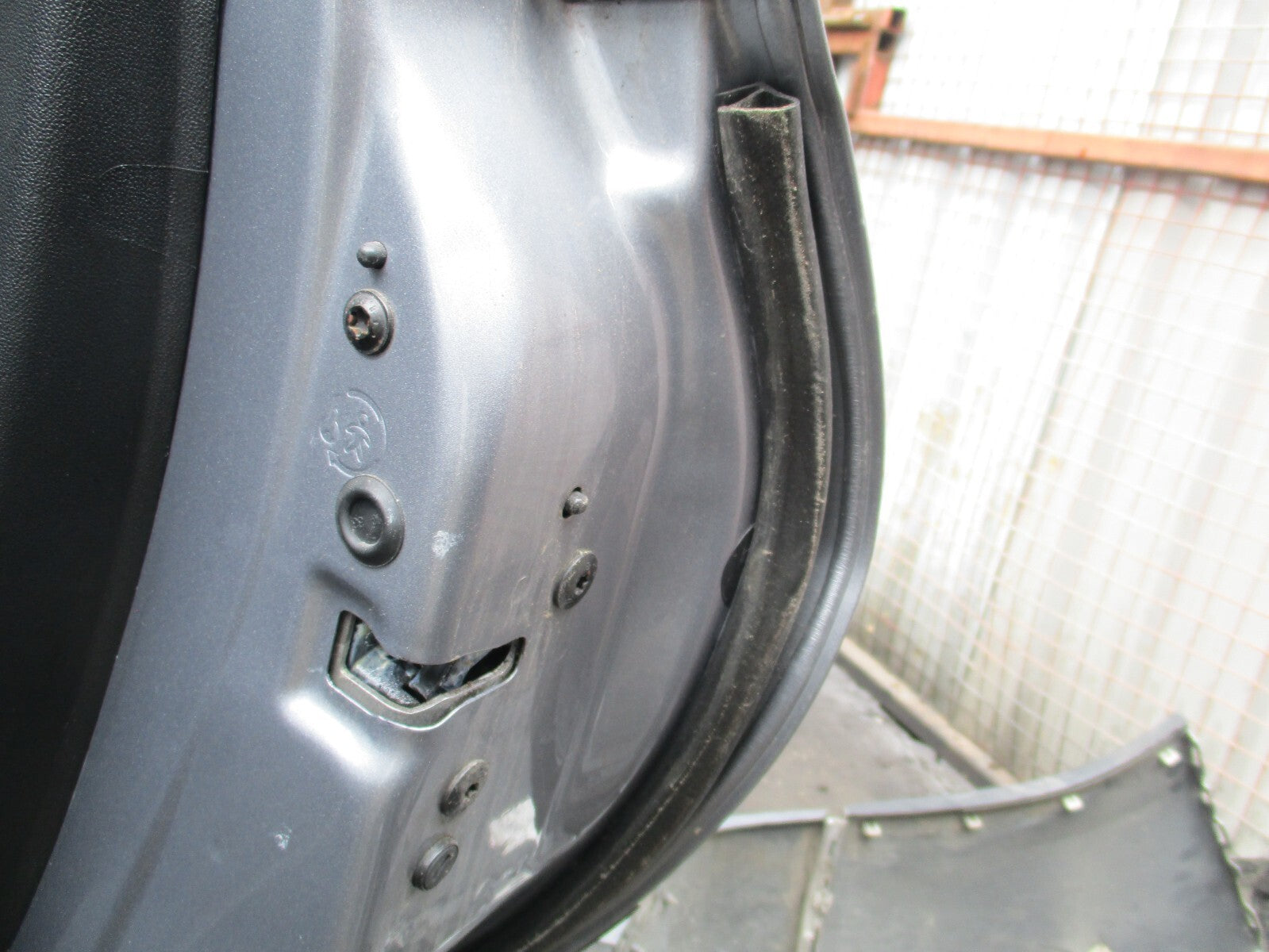 PEUGEOT 2008 2018 MK1 OSR DRIVER SIDE REAR DOOR LOCK MECHANISM