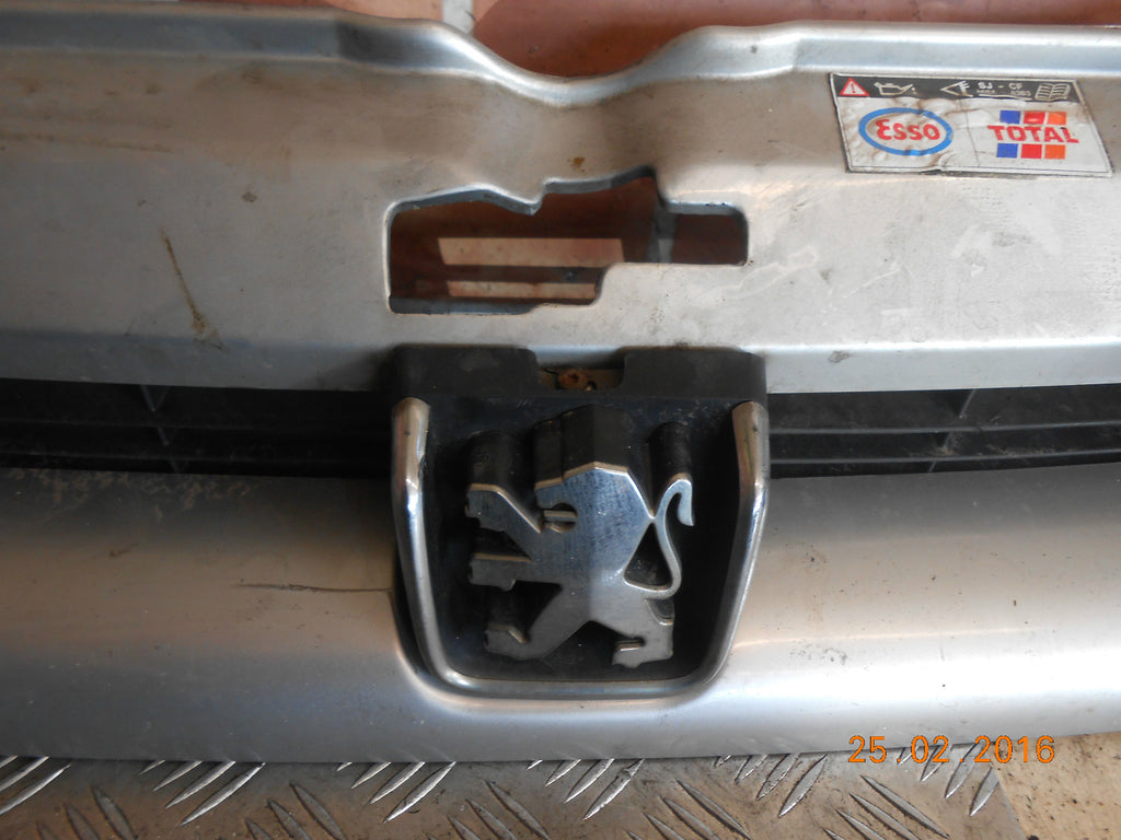 PEUGEOT PARTNER 2002 FRONT BUMPER GRILL TRIM SURROUND VENT IN SILVER 9618254777