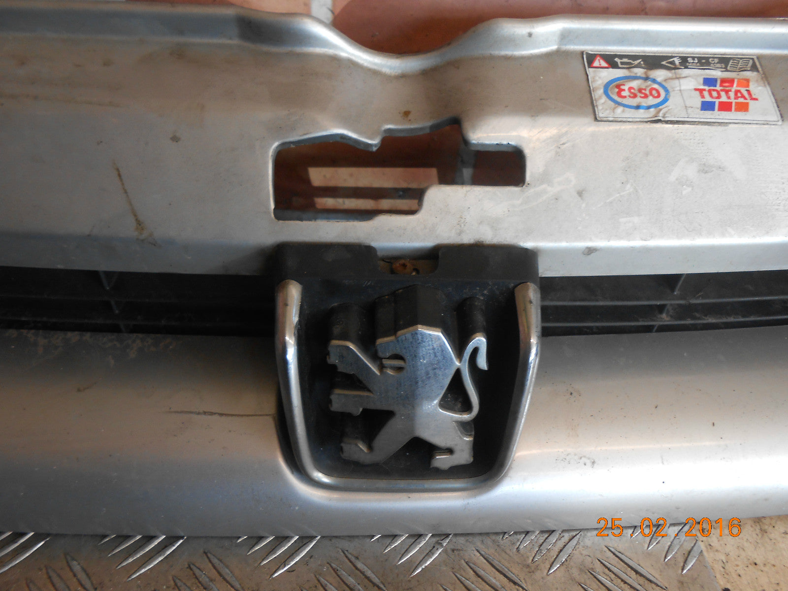 PEUGEOT PARTNER 2002 FRONT BUMPER GRILL TRIM SURROUND VENT IN SILVER 9618254777