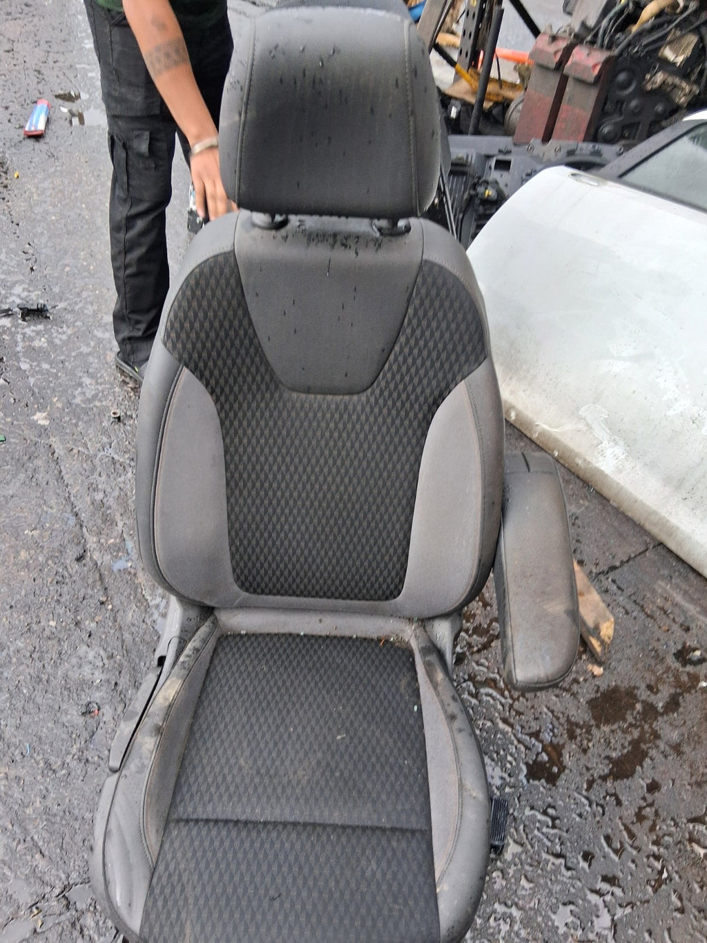 VAUXHALL CROSSLAND X 2018 OS DRIVER SIDE FRONT COMPLETE SEAT FABRIC WITH ARMREST