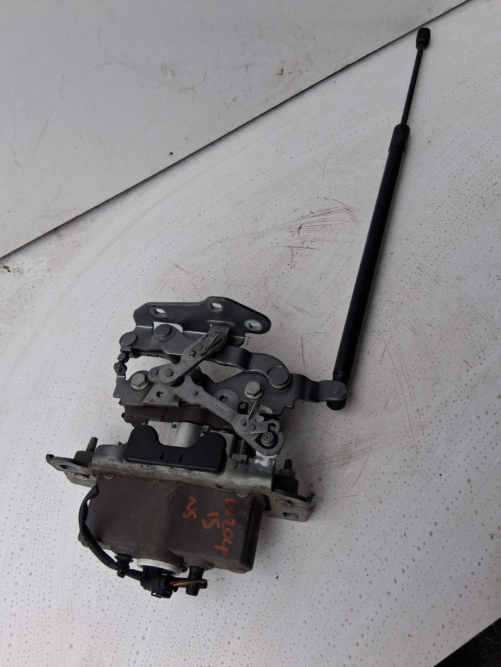 MERCEDES BENZ C CLASS W204 PASSENGER LEFT SIDE HINGE BONNET HOOD 19033900016