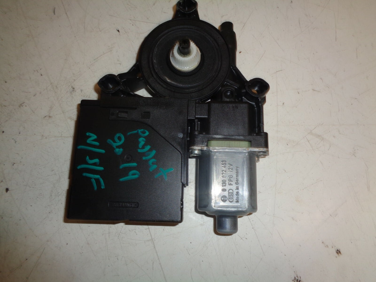 VW VOLKSWAGEN PASSAT B7 2014 NS PASSENGER SIDE FRONT DOOR WINDOW MOTOR 988703320