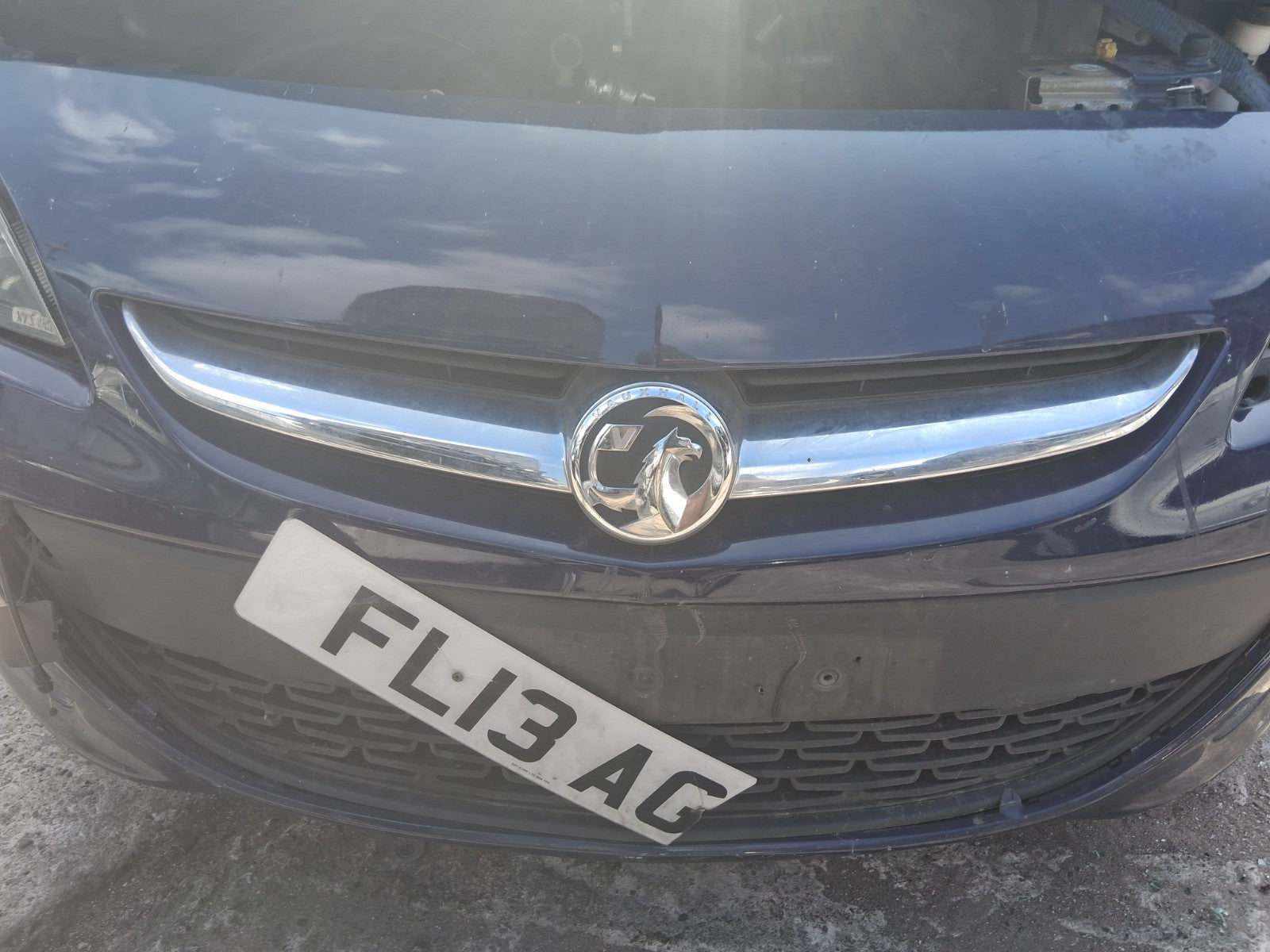 2013 VAUXHALL ASTRA J ESTATE COMPLETE FRONT BUMPER WITH GRILL & BADGE GRILLE