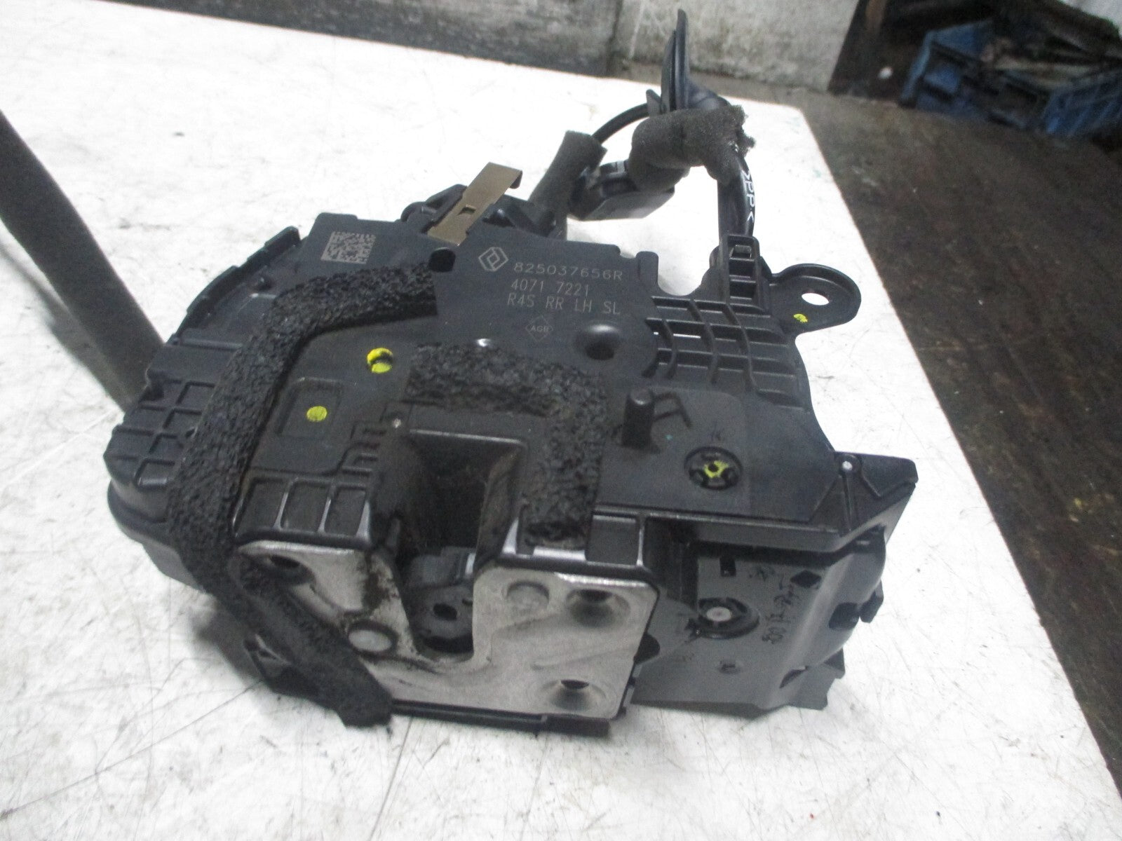 RENAULT TWINGO MK3 2017 NSR PASSENGER SIDE REAR DOOR LOCK MECHANISM 825037656R