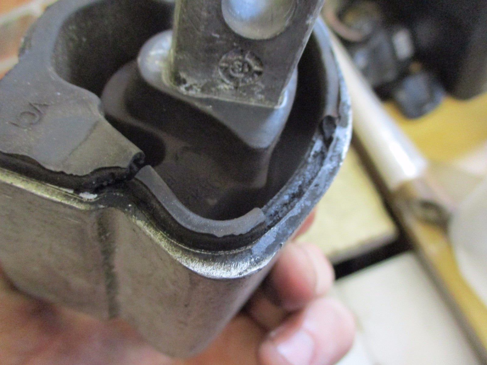 MERCEDES C CLASS S204 2013 C220 CDI 2.1 LOWER GEARBOX ENGINE MOUNT A2122400818