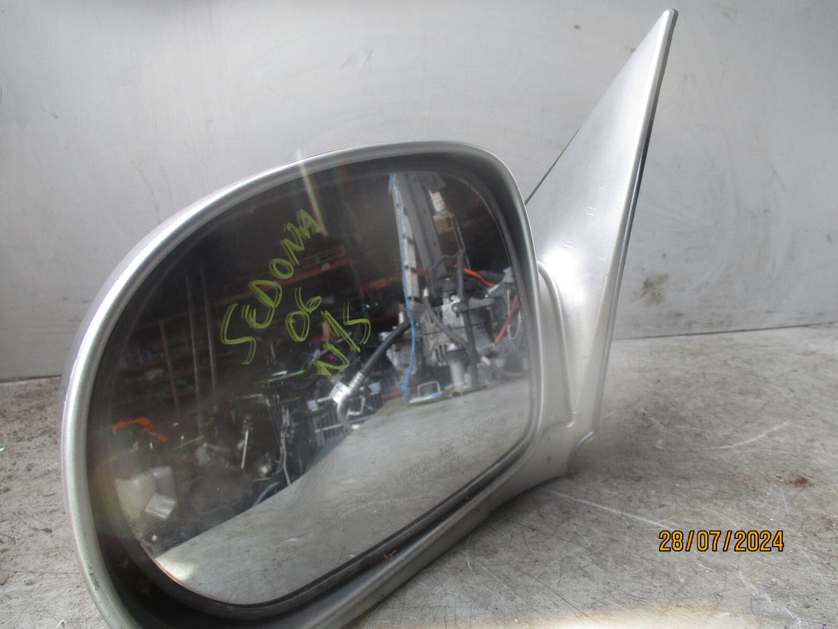 2006 KIA SEDONA  NSF PASSENGER SIDE WING MIRROR SILVER