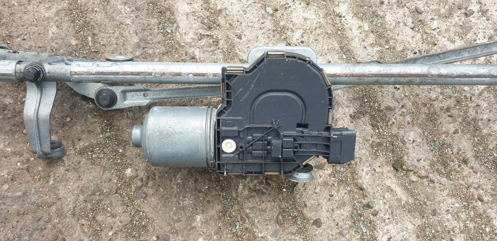 PEUGEOT 308 2010 FRONT WINDSCREEN WIPER MOTOR AND LINKAGE 0390241869 9684806680