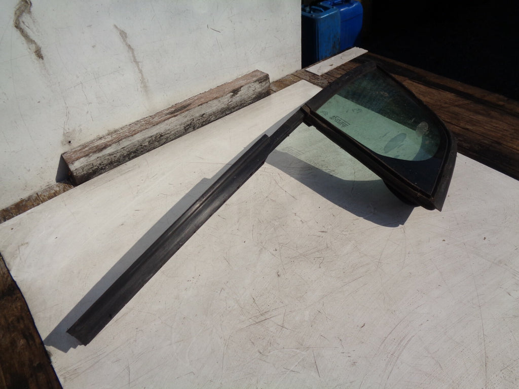 CITROEN C3 MK2 2010 OSF DRIVER SIDE FRONT DOOR WINDOW QUARTER GLASS 9674497180