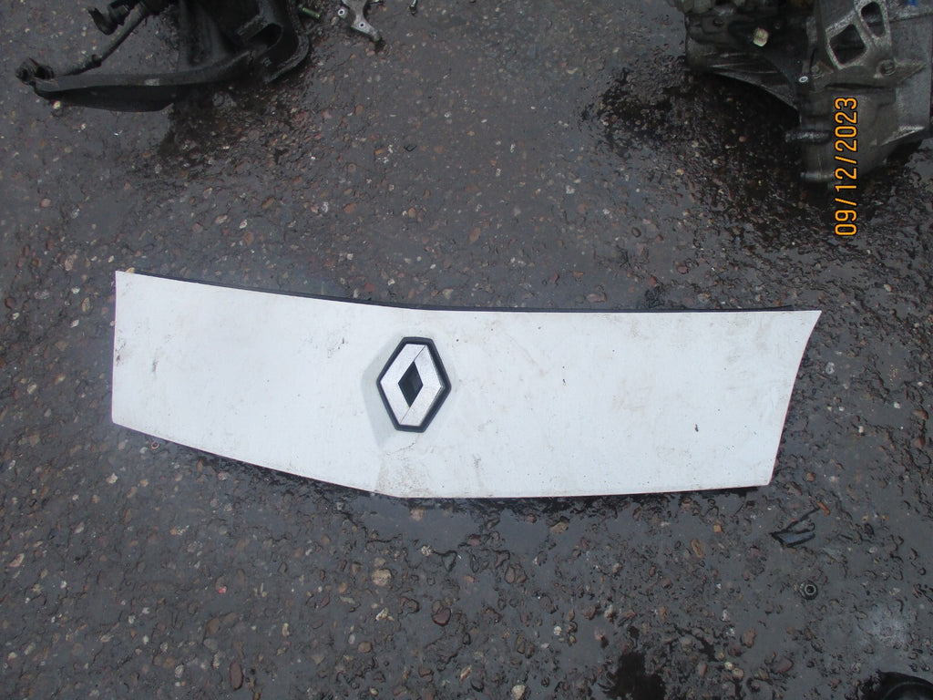 RENAULT KANGOO MK2 2010 FRONT BUMPER BADGE GRILL WHITE