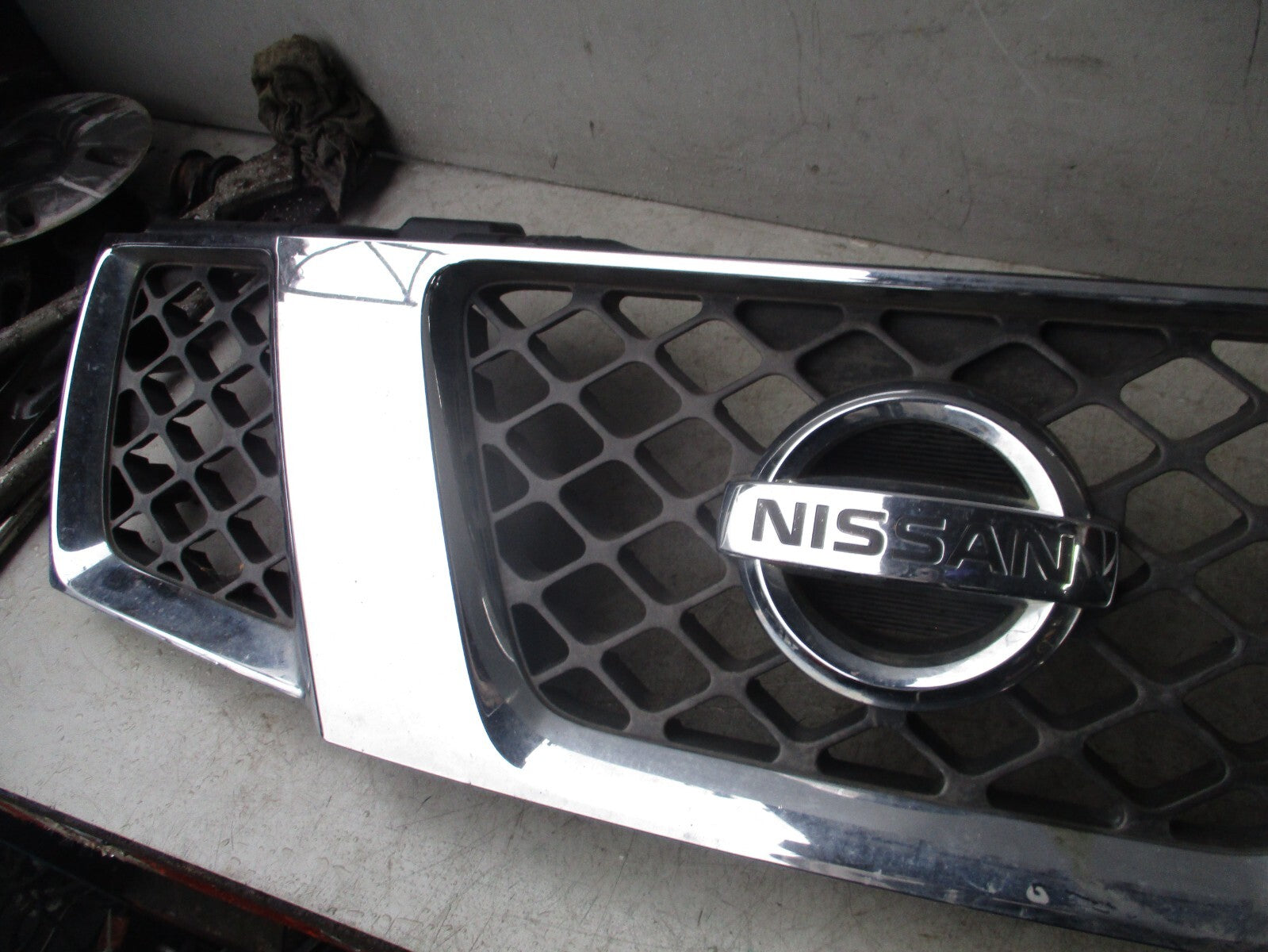 2006 NISSAN PATHFINDER R51 FRONT RADIATOR BADGE CHROME GRILL