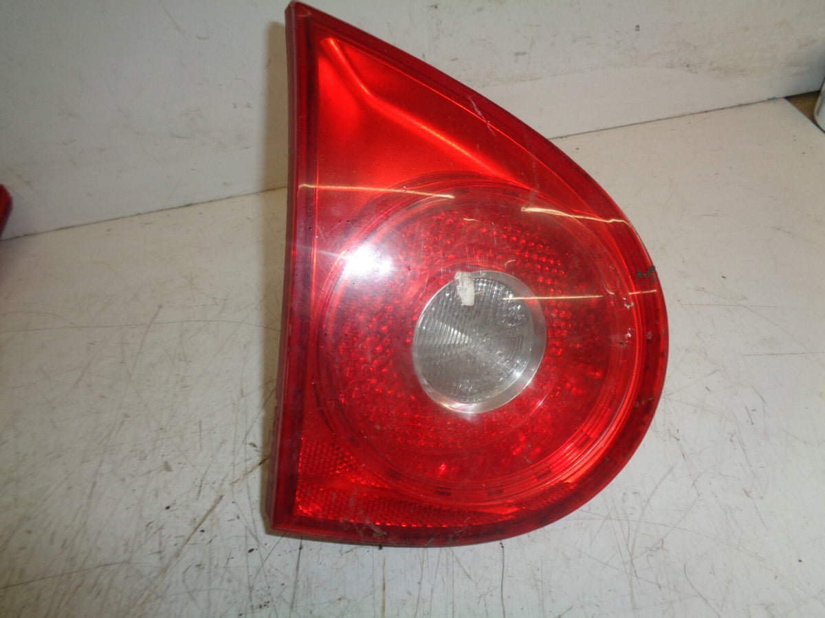 VW VOLKSWAGEN GOLF MK5 2005 NSR PASSENGER SIDE REAR INNER TAILGATE TAILLIGHT