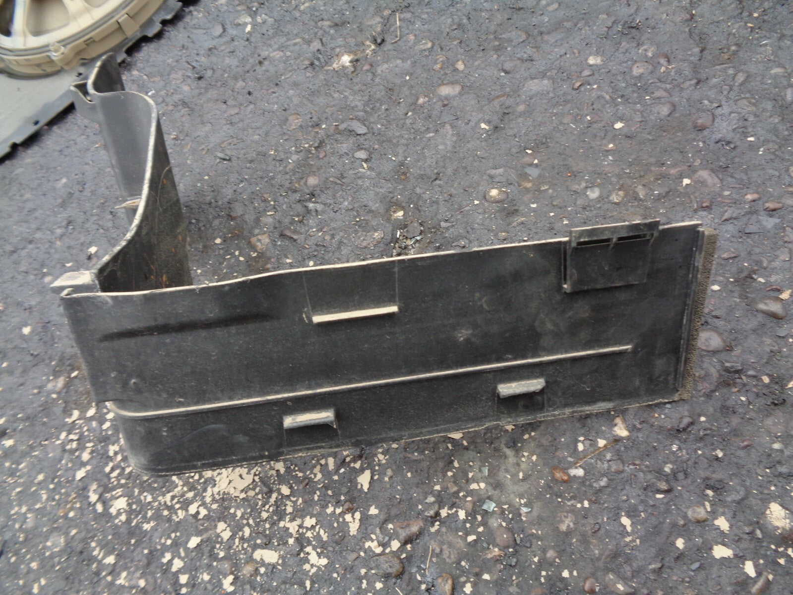 LAND ROVER DISCOVERY 2005 3 LR3 BATTERY TRAY HOLDER PAD DWM500031