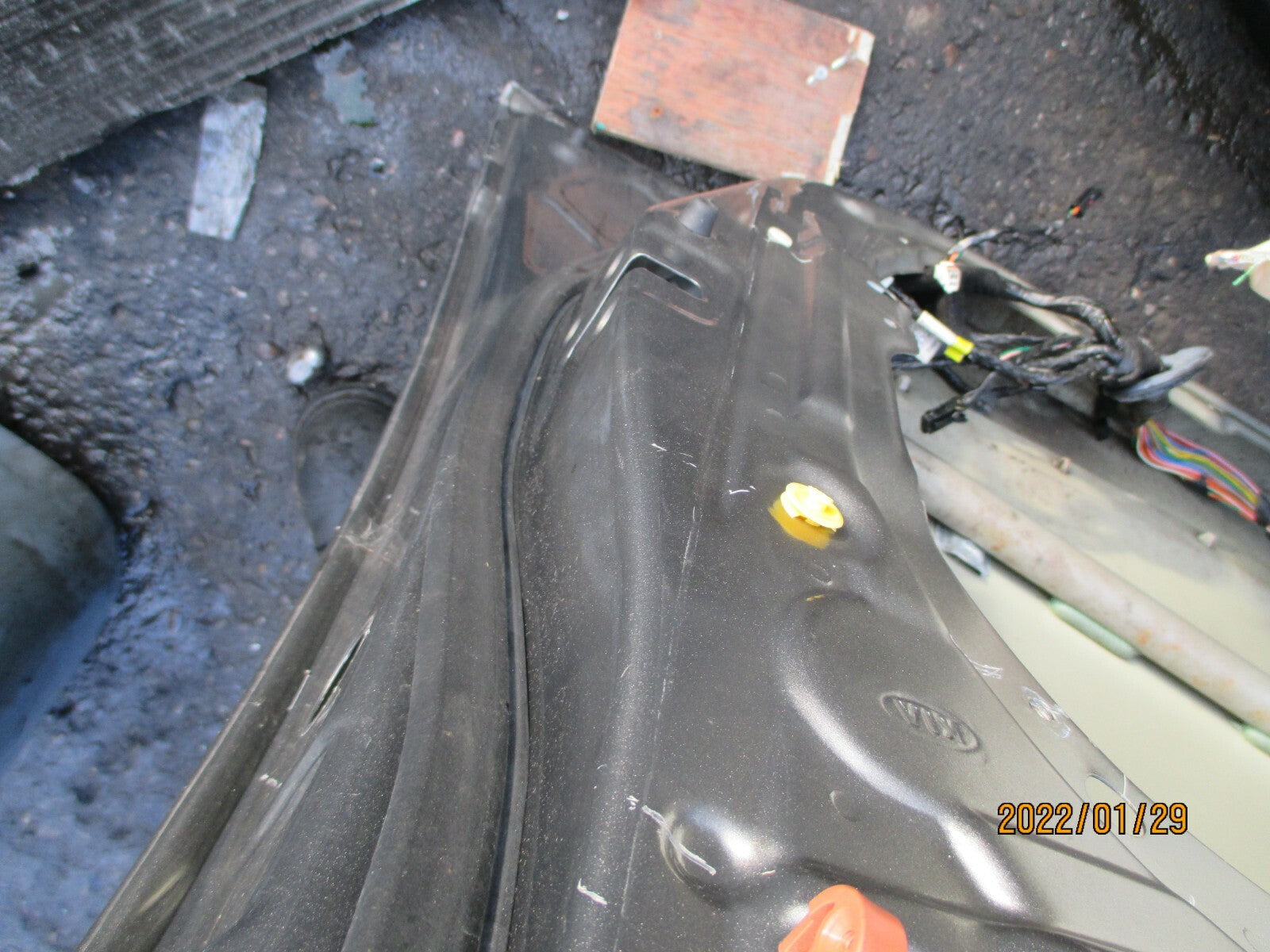 KIA CARENS MK2 2009 OSF DRIVER SIDE FRONT BARE DOOR SILVER