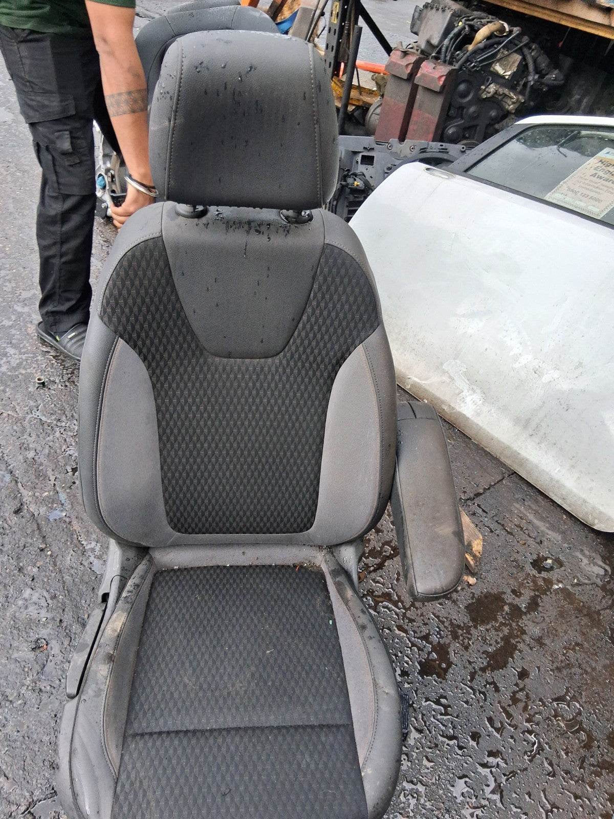 VAUXHALL CROSSLAND X 2018 OS DRIVER SIDE FRONT COMPLETE SEAT FABRIC WITH ARMREST
