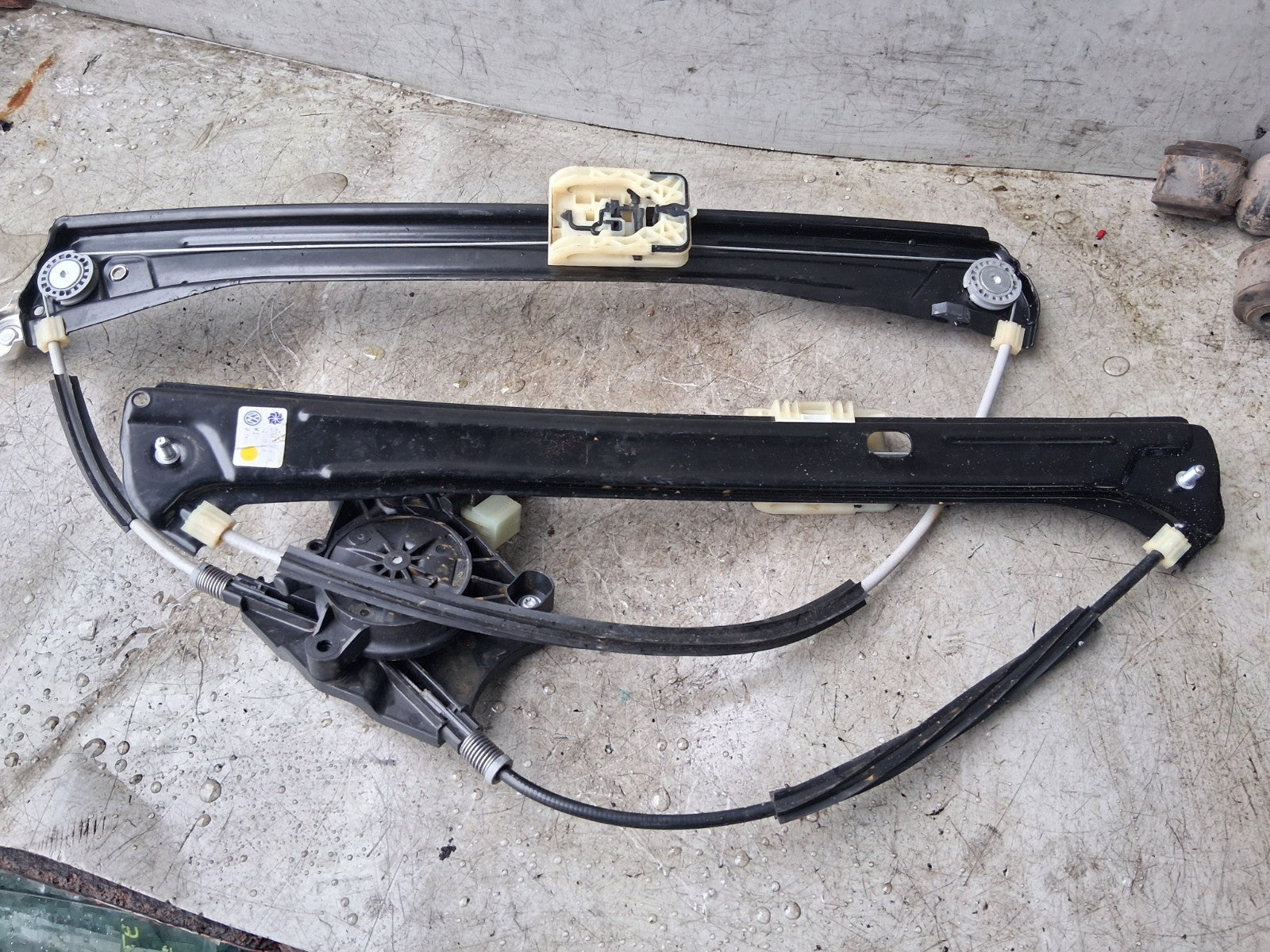 VW VOLKSWAGEN TIGUAN MK2 NSF PASSENGER SIDE FRONT LEFT WINDOW MOTOR REGULATOR