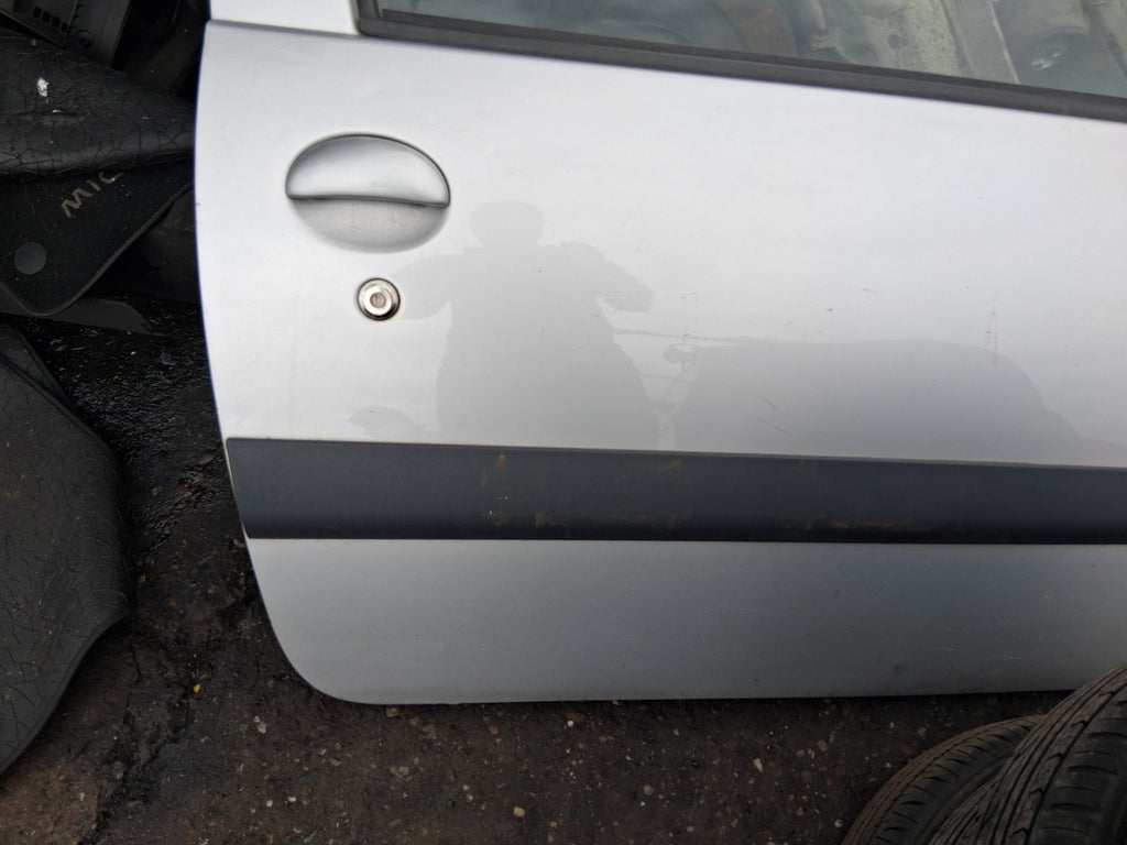 2008 TOYOTA AYGO MK1 3 DOOR OSF DRIVER SIDE FRONT RIGHT COMPLETE DOOR SILVER