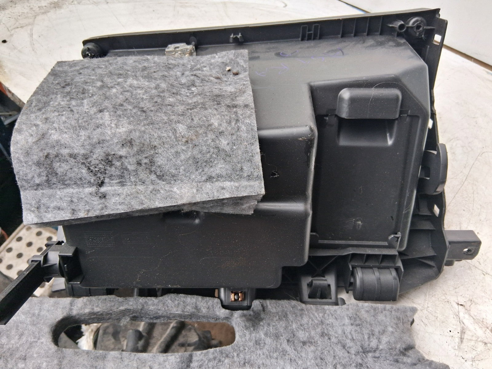 2013 VAUXHALL ASTRA J FRONT STORAGE COMPARTMENT GLOVEBOX 13373797