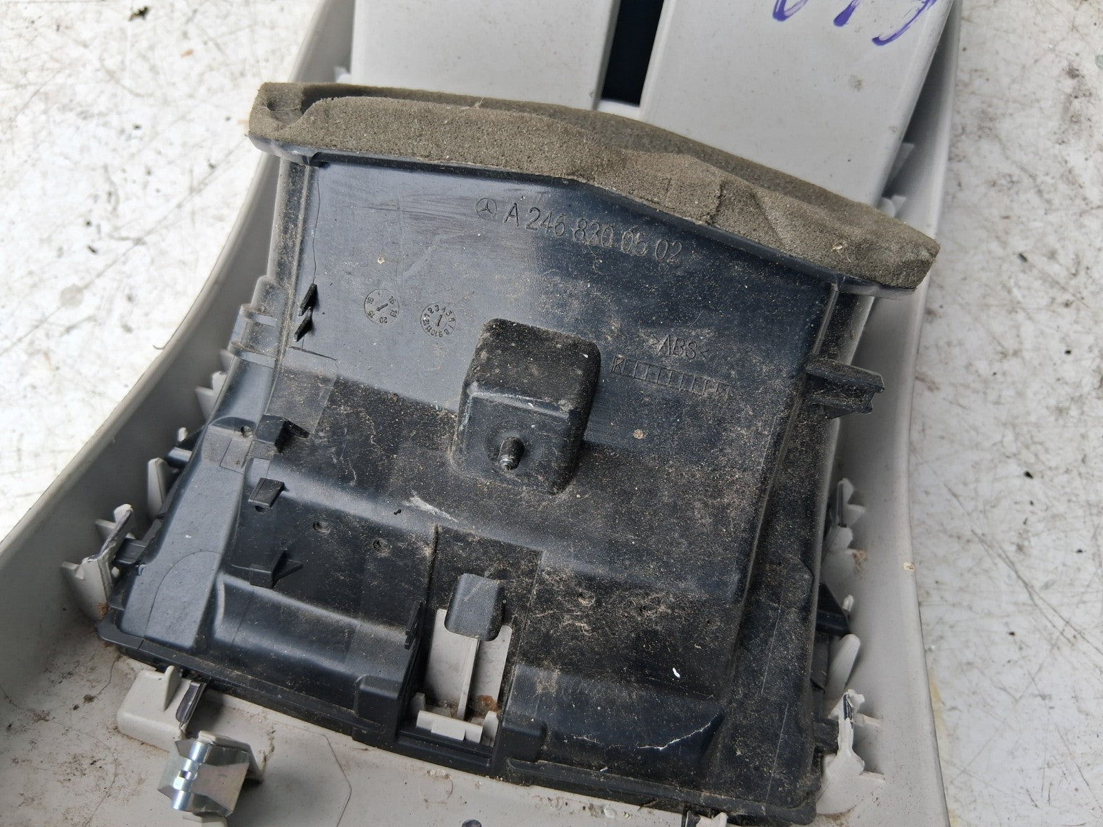 2016 MERCEDES BENZ CLA C117 REAR CENTER CONSOLE BOTH AIRVENTS A2468300502