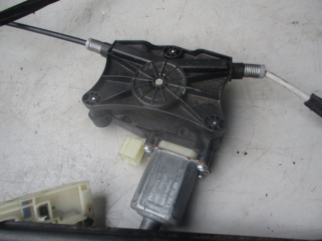 VW TIGUAN MK2 2016 NSF PASSENGER SIDE FRONT WINDOW REGULATOR & MOTOR 5Q0959801