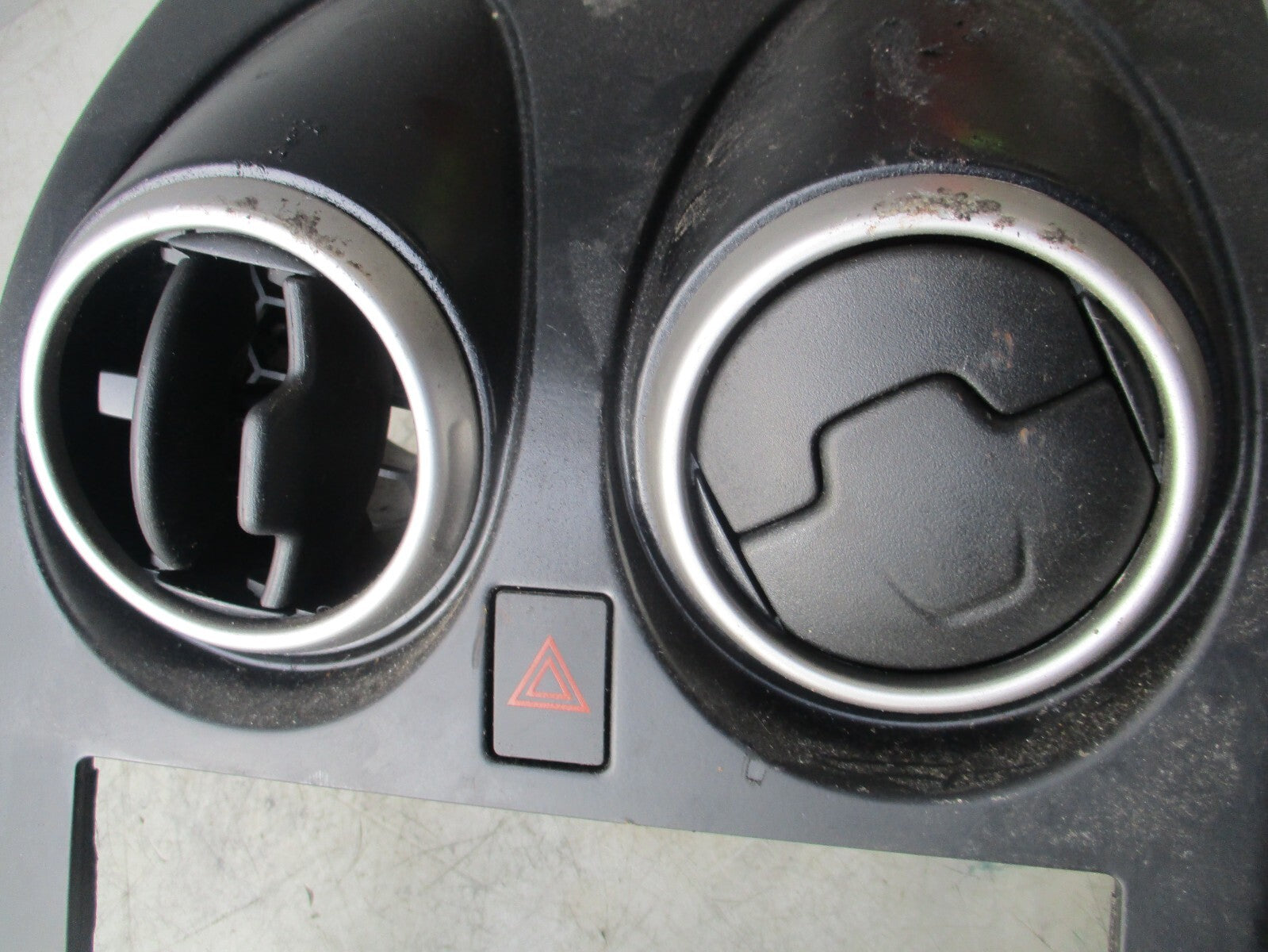2012 NISSAN QASHQAI CENTRE HEATER AIR VENTS SURROUND TRIM PANEL P10381A77100