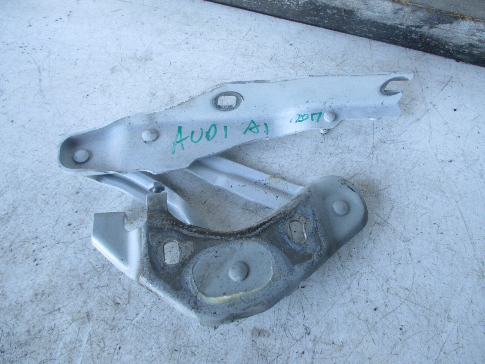 AUDI A1 8X 2015 NSF PASSENGER SIDE FRONT BONNET HOOD HINGE 8X0823301A
