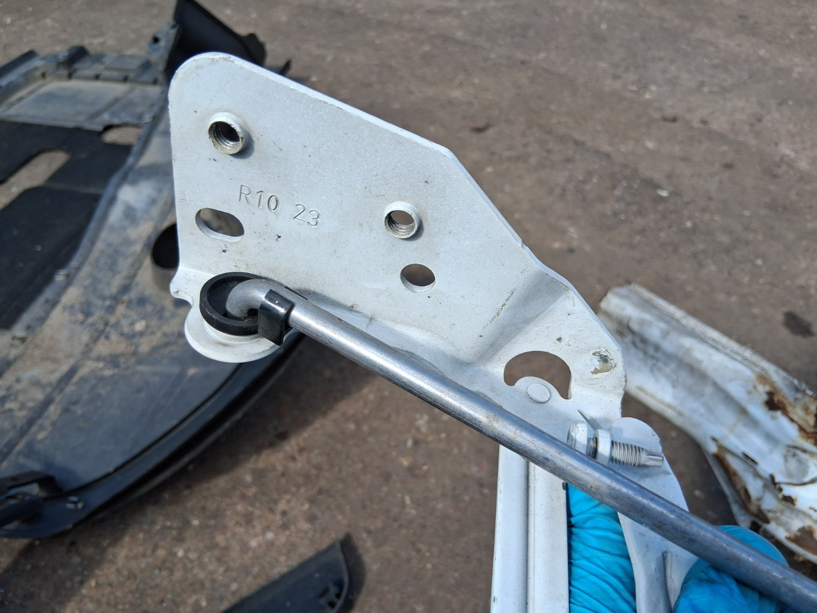 2020 MERCEDES BENZ SPRINTER W907 OSF DRIVER FRONT RIGHT BONNET HINGE A9108803100