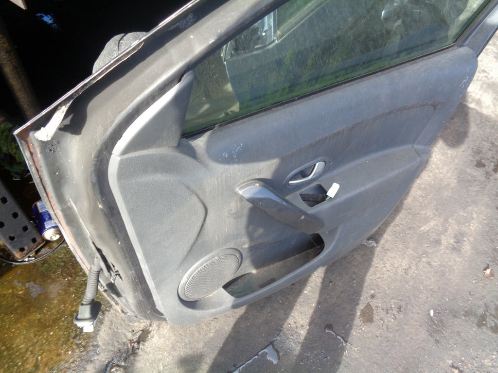 DACIA LOGAN 2016 OSF DRIVER SIDE FRONT COMPLETE DOOR DAMAGED