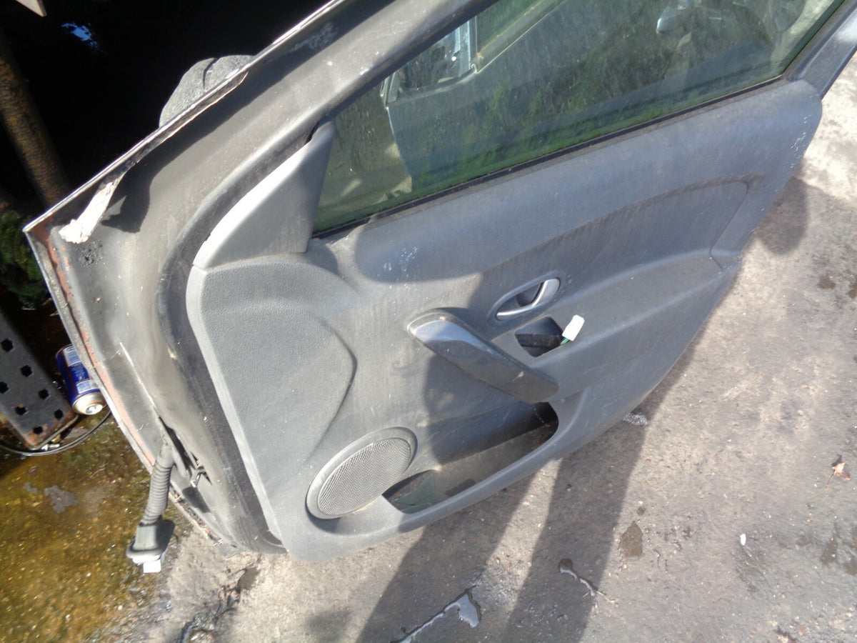 DACIA LOGAN 2016 OSF DRIVER SIDE FRONT COMPLETE DOOR DAMAGED