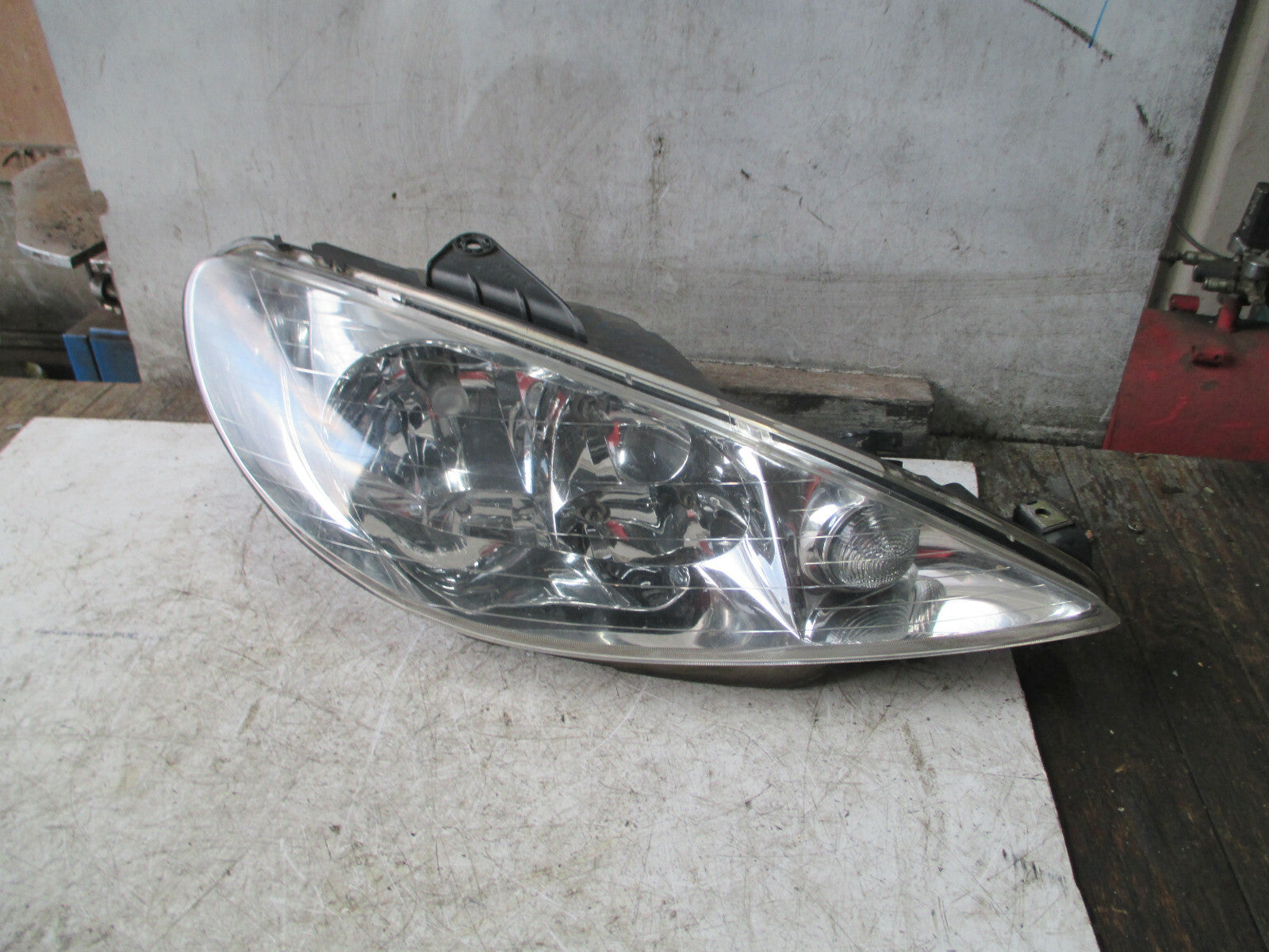 PEUGEOT 206 2004 OSF DRIVER SIDE FRONT HEADLIGHT HEADLAMP 9630869680