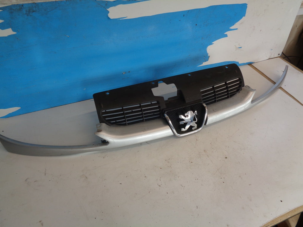 PEUGEOT 206 2002 FRONT UPPER BUMPER GRILL & BADGE EMBLEM LIGHT BLUE 9628691277