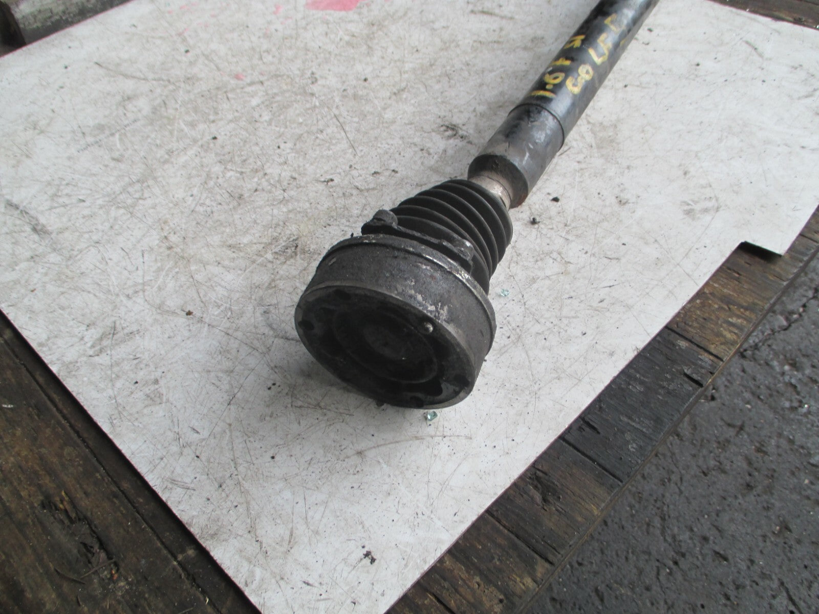 VOLKSWAGEN GOLF MK5 FSI 1.6L NSF FRONT PASSENGER SIDE DRIVESHAFT