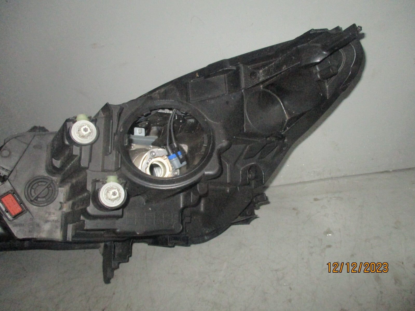 VAUXHALL INSIGNIA 2014 FACELIFT OSF DRIVER FRONT HEADLIGHT 13409909 BROKEN TABS